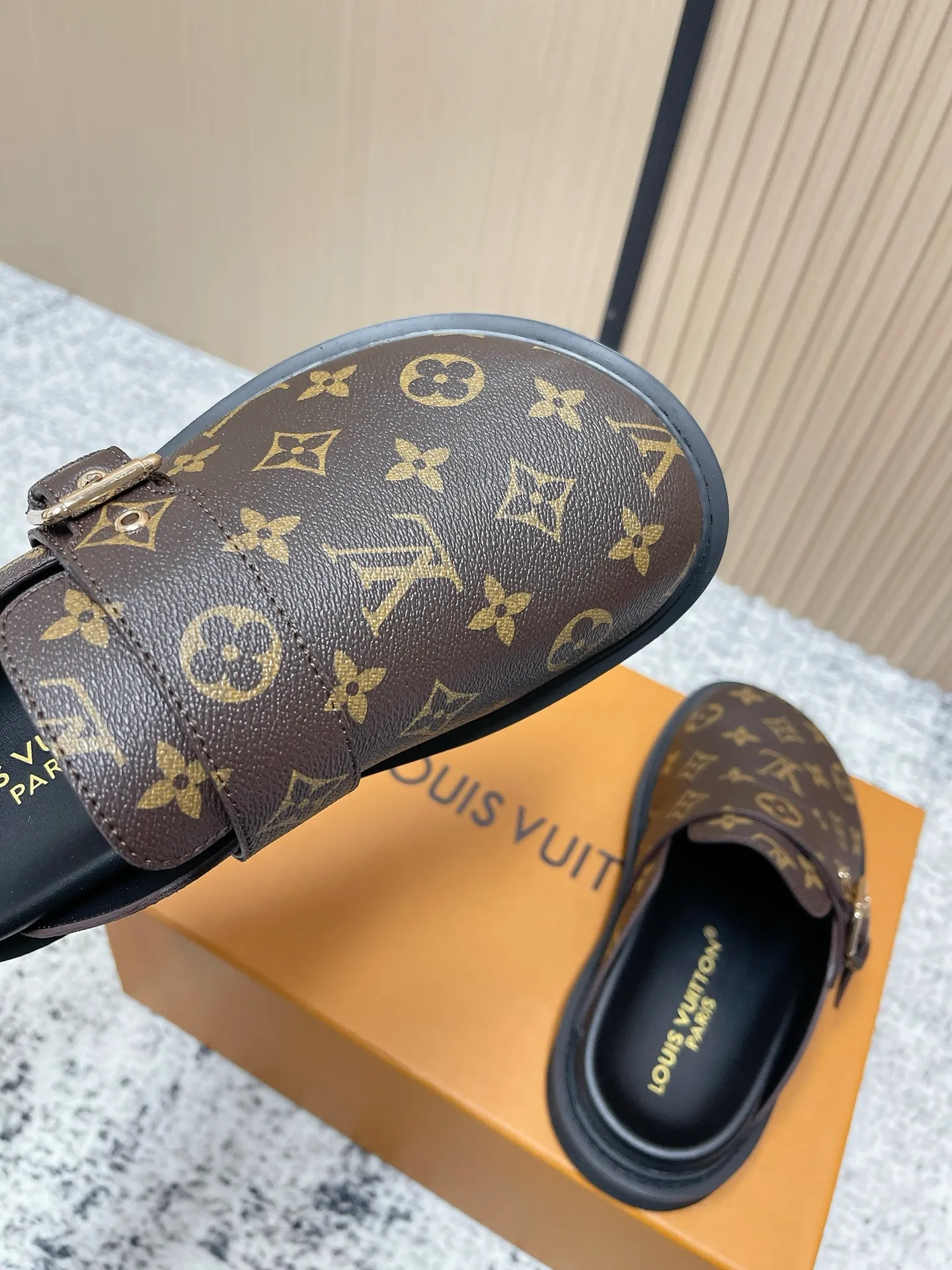 [L Family] P: 460💰 Size: 35-46 (female 40.41, male 45 46 custom-made) Top version Louis vuitton Lv new couple Birkenstock slippers. Cute and cute, not too good on the feet. Simple and high-end slingback design. Ready to wear and go. Good news for lazy people. Imported cowhide leather upper/imported old calico. Original hardware buckle, original molded high-density foam outsole.